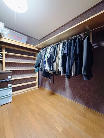 ■WIC｜お気に入りのお洋服もシワを作らずきれいに管理ができる夢のウォークインクローゼット！今お使いの収納ケースもスッポリそのまま収まる広さです♪