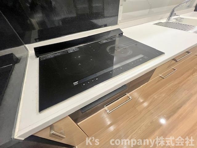 お掃除の負担を軽減してくれるIHクッキングヒーター☆小さなお子様のいるご家庭も安心の仕様です◇