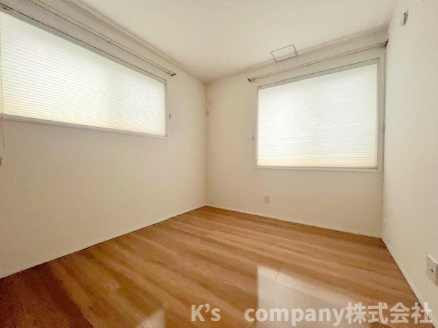 洋室5.4帖◇2面採光の明るいお部屋でお子様のお部屋におすすめです◇