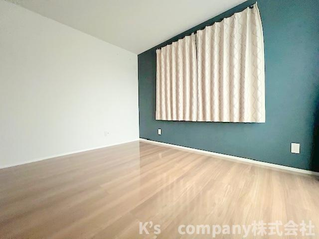 洋室7.3帖◇アクセントクロスが使用されておりお部屋に奥行きが感じられるスペース◇