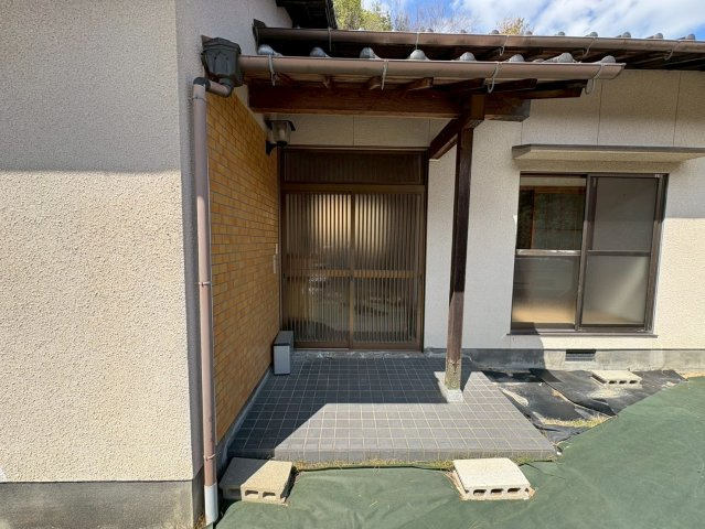 屋根付きの玄関ポーチで、雨の日でも安心して出入りが可能。ゆとりあるスペースで、荷物の出し入れもしやすい設計です。和風の落ち着いた外観が住まいの印象を引き立て、訪れる人をやさしく迎えてくれます。　