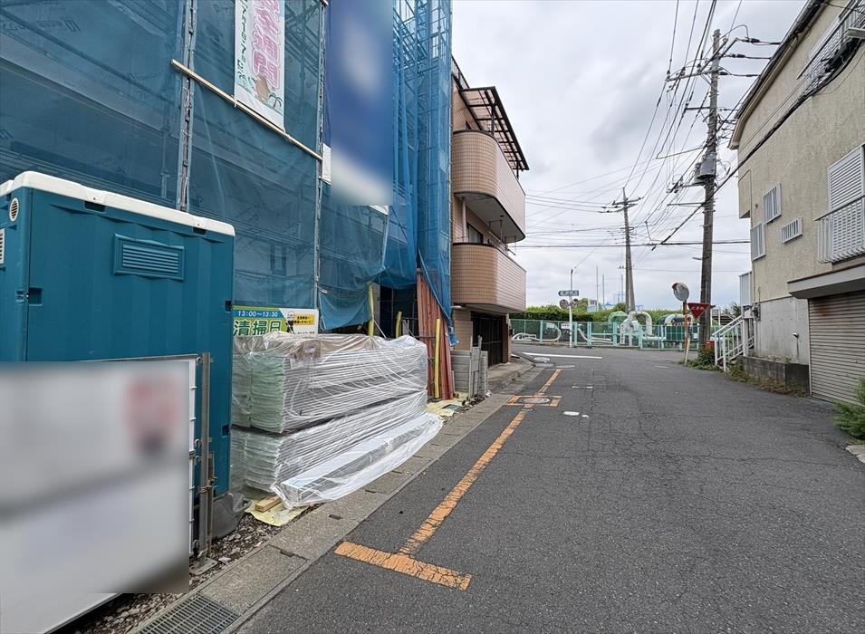 前面道路の様子／　車の通りが少ないので静かな暮らしを好む方にもおすすめです。
