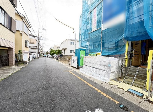 前面道路の様子／　約6ｍ道路に面しているので車の出し入れもスムーズに行えます。