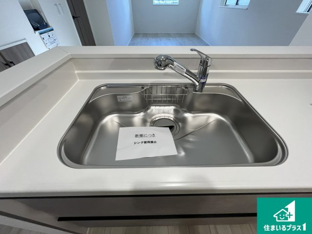 蛇口の先端に浄水器を内蔵しています！原水と浄水、お湯と冷水、シャワーの切替えがワンタッチなので用途によって使い分けられます。