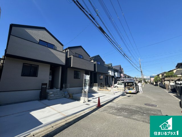 周辺は閑静な住宅街！前面道路広々で車の出し入れも便利です。駐車が苦手な方でも安心して車庫入れできます！