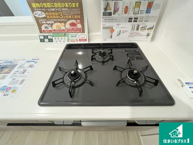 ダブル高火力Ｓｉセンサー付きコンロ！3口あるので、まとめて料理をする時も大活躍！