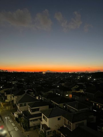北西側の和室（広縁）からの眺望。条件が揃えば富士山が望めます。