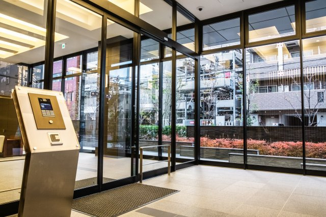 【風除室】開放感あふれるガラスウォール！もちろんオートロックです！強固なセキュリティで安心！