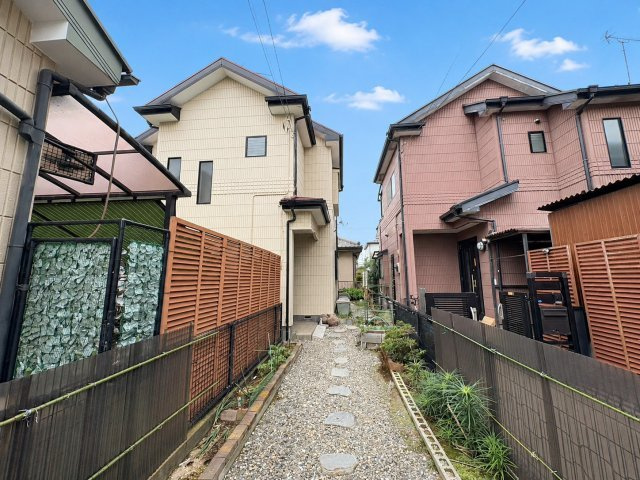 前面道路6ｍで駐車もラクラクです。