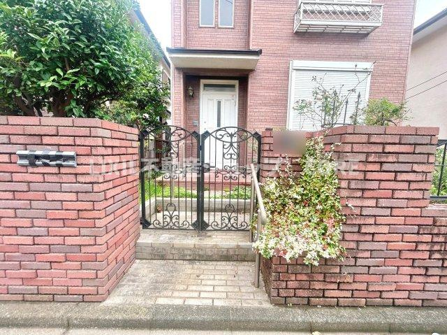閑静な住宅地に馴染む落ち着いた色合いの外観。一度、是非、現地をご見学ください。