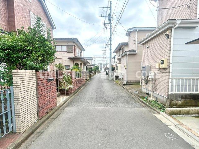 2面道路で陽当り・通風良好な立地です。しっかり舗装もされているので安心です。