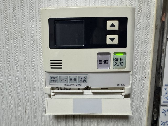 給湯器の操作パネルはシンプルでわかりやすい表示になっており、温度調整などを手元で簡単に行うことができます。入浴時や料理の際など、ボタン一つでお湯張りができる機能も便利です。