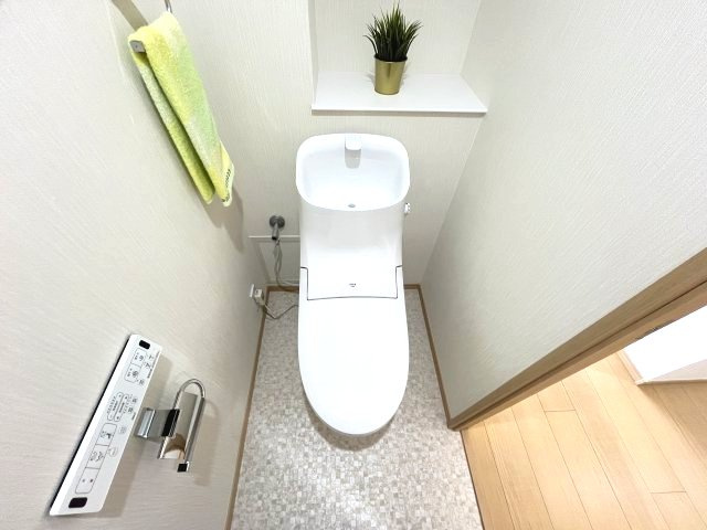 潔感あふれるシンプルで機能的なトイレです。温水洗浄便座付きで毎日を快適に過ごせます。