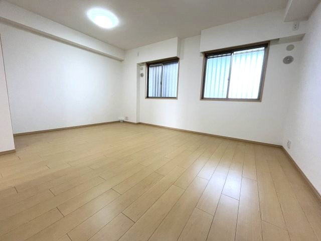 2つの窓から自然光が入り込むため部屋全体が明るく開放感があります。