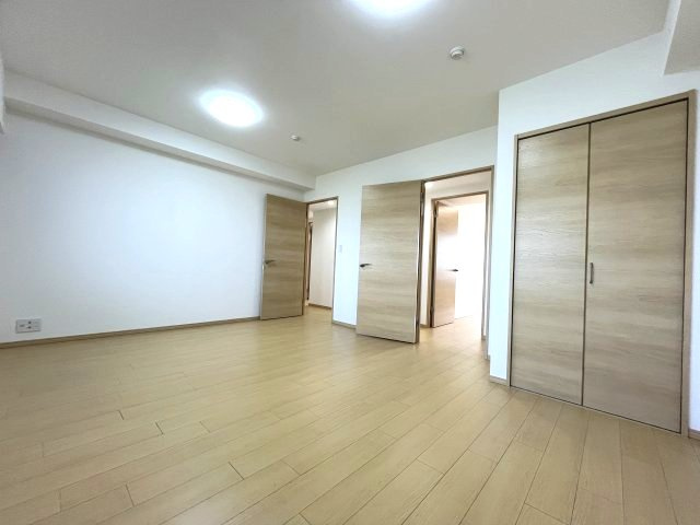 広さ10.2帖の洋室は居住スペースとして十分な広さを確保しているので、お子様用のお部屋としてご利用できます♪