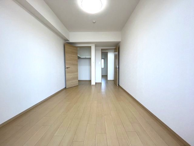 どんな色の家具やインテリアも馴染むシンプルな内装は、あなたらしい空間づくりを存分に楽しめます。
