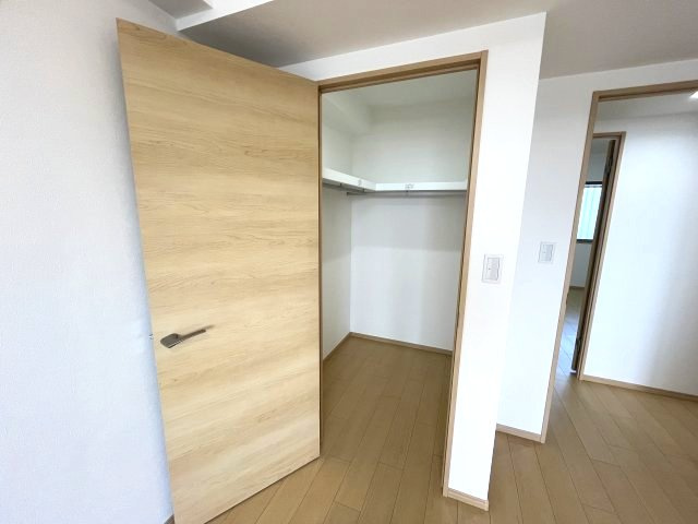 収納力に優れたクローゼットを活用すれば趣味や仕事に集中できる落ち着いた空間づくりが可能です。