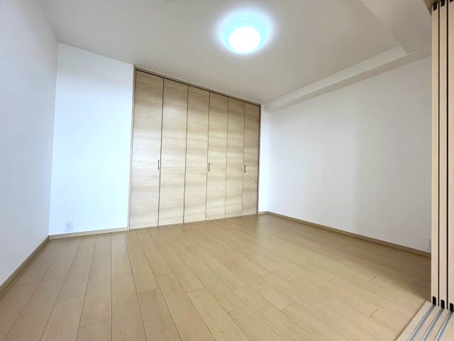 リビング横の洋室は間仕切り対応可能となっており場面に合わせて使えます！