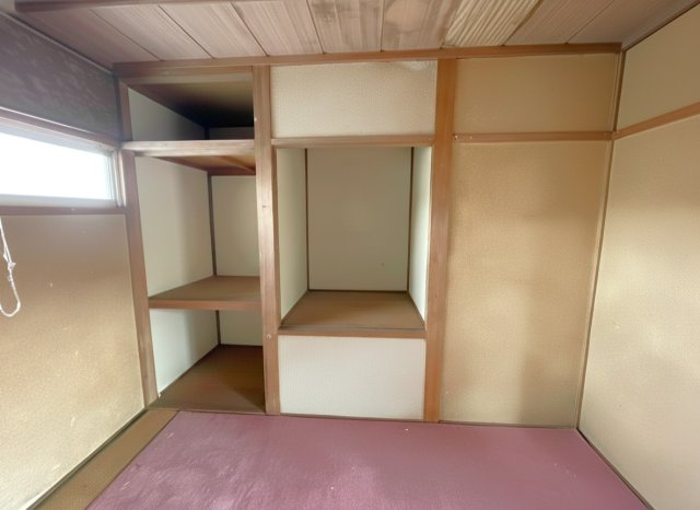 壁一面に造り付けの収納がある和室です。棚板の補修や襖・壁紙の張り替えを行うことで、より便利な収納スペースに生まれ変わります。収納力を活かし部屋を広く使えるため、生活空間を快適に整えられる点が魅力です。