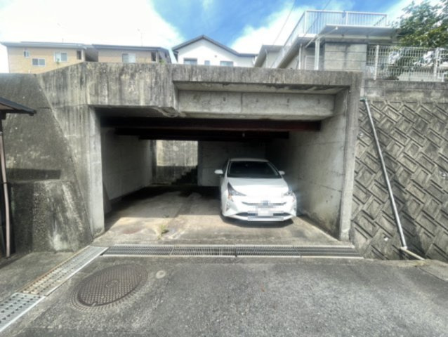敷地内には地下駐車場が設けられています。雨や直射日光から大切なお車を守りやすく、天候を気にせず乗り降りできるのも魅力です。土地の広さに加え、既存設備を活かした活用方法もご検討いただけます。