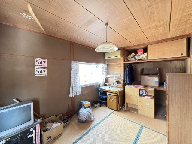 畳敷きの落ち着いた和室で、やさしい自然光が差し込む心安らぐ空間。押入れ収納があり、布団や生活用品をすっきり片付けられます。寝室や客間としても使いやすく、静かに過ごしたい方におすすめの一室です。