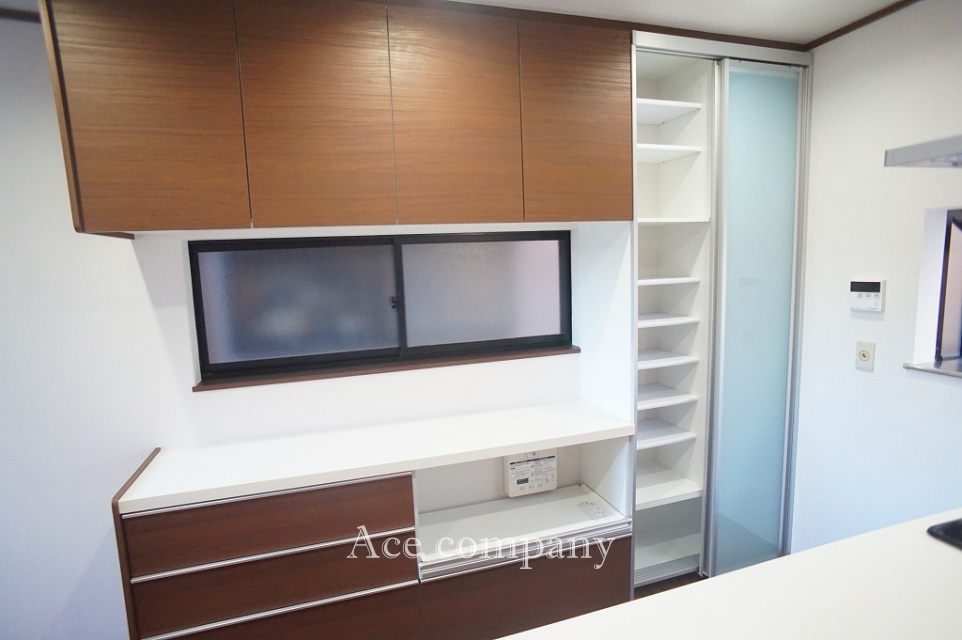 キッチン背面、大容量のカップボード付きです！