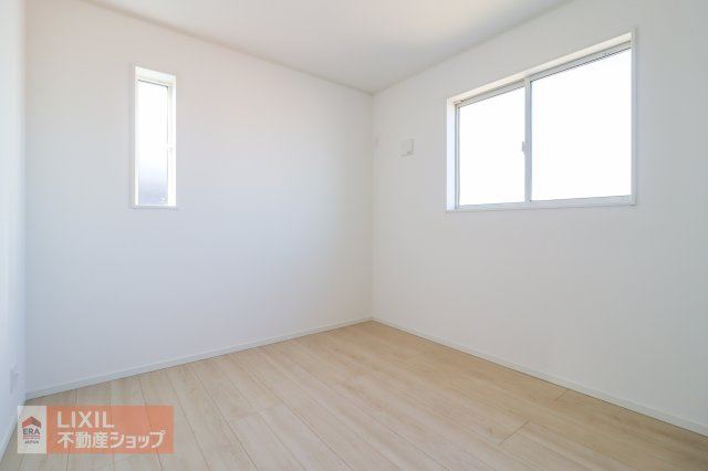 主寝室には収納スペースも完備しているので、ご夫婦の衣類などがすっきりと片付きます。ぐっすりと眠り、身体を休める心地良い寝室にぴったりです！