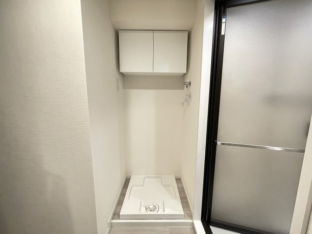 洗濯機置き場の上にも収納スペースがあり、小さなお子様の洗剤等の誤飲も心配不要。　