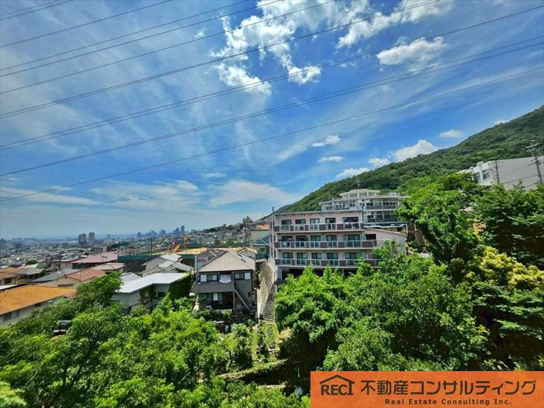 ワイドバルコニーからは摩耶山や神戸の街並みが一望できます