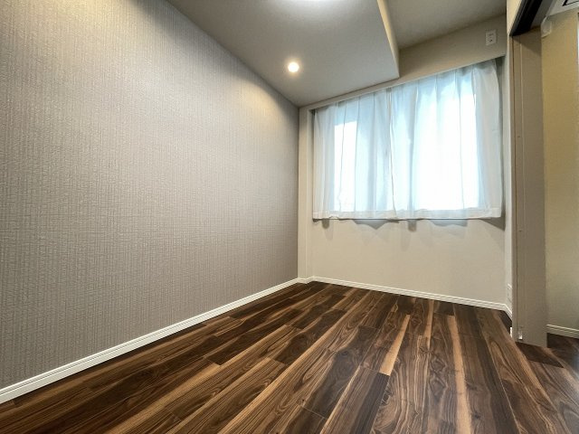 LD横の洋室は、扉を開けて解放感ある空間に。　