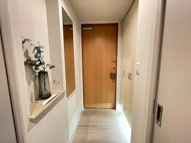 大きな鏡のついた玄関で、お出かけ前の身だしなみチェックもバッチリです。　