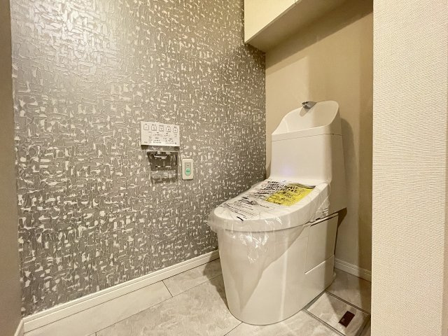 温水洗浄便座付きの清潔感あるトイレは、落ち着いた空間に。　