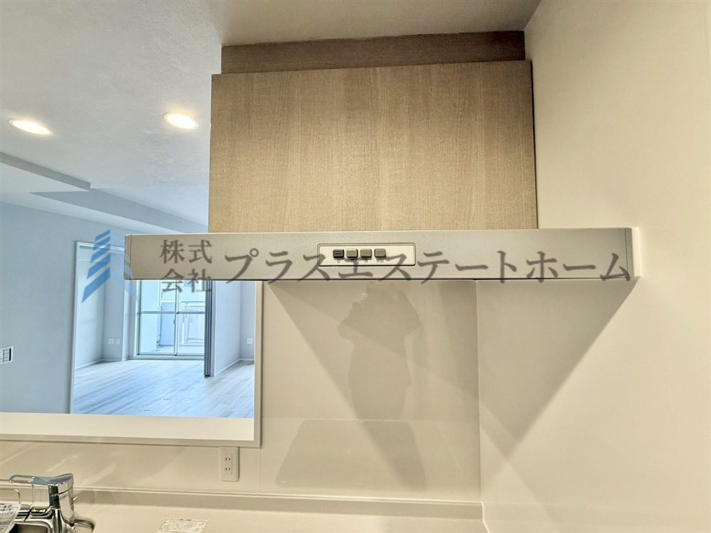 【同社施工事例】圧迫感を与えないスリムなデザインが魅力のレンジフードです♪