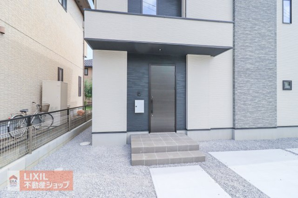 【Erde真岡市下高間木2期　2号棟のエントランス】