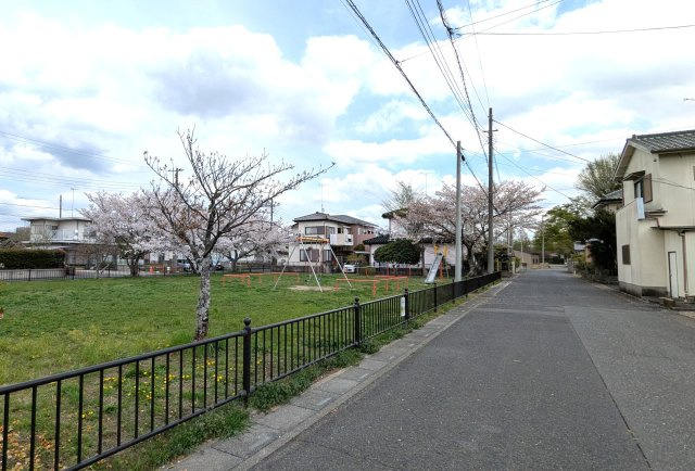 北側前面道路と公園