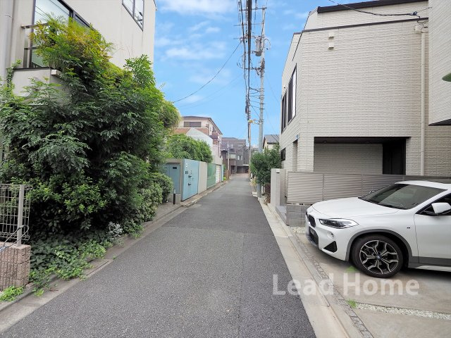 北西側道路に面した閑静な住宅街となっております！落ち着いた住環境で穏やかに生活できます♪