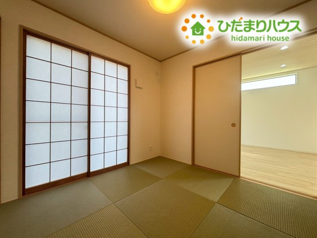 リビングと隣接した落ち着きのある和室空間です！柔らかい畳の上でお子様を安全に遊ばせることができ、扉を開けばリビングと一体感のある広々空間に♪障子から差し込む優しく柔らかい光が心を和ませてくれます！