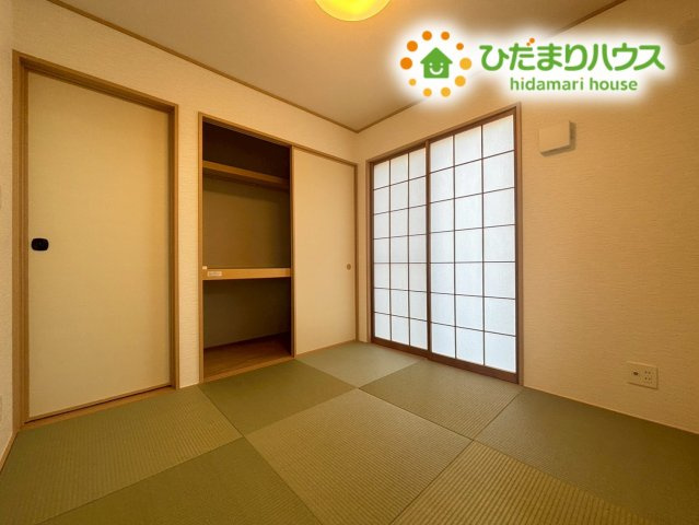 便利な押入収納を備えた使い勝手の良い和室です！布団や季節ものの衣類、お子様のおもちゃなどをたっぷり収納することができ、いつでも部屋を綺麗に保てます！扉を閉めれば来客時の応接スペースとしても重宝します♪