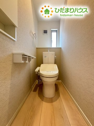 小窓からの自然光が明るい清潔感あふれるトイレです！小窓があることでしっかり換気が行え、いつでも爽やかな空間を維持できます♪嬉しい壁面収納やタオルリングも備わっており、毎日心地よく使用できます！