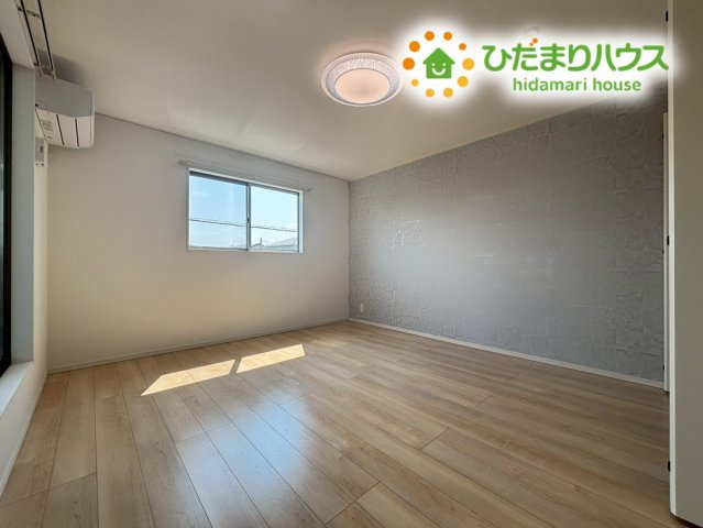 2面採光で明るく風通しの良い主寝室です！広々とした室内には大きなベッドも余裕を持って配置でき、ご夫婦でゆったりと心地よい朝を迎えられます♪落ち着いたインテリアで一日の疲れをしっかり癒やせます！