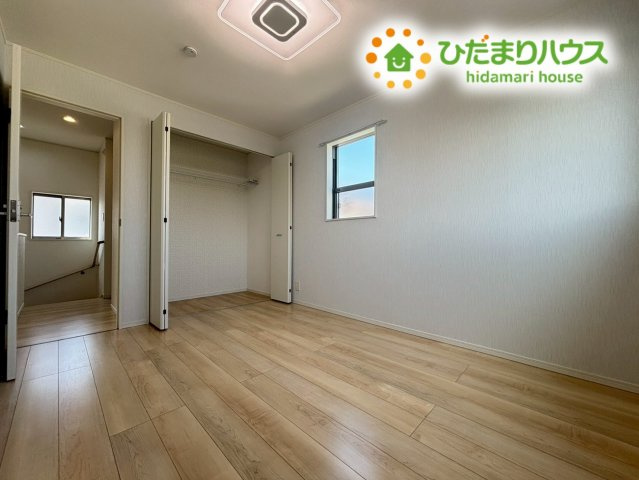 大型のクローゼットを備えた広々とした洋室です！お洋服はもちろん、かさばるスーツケースや季節ものの家電などもまとめてすっきり収納可能♪室内を広く活用できるため、インテリア配置も自由に楽しめます！