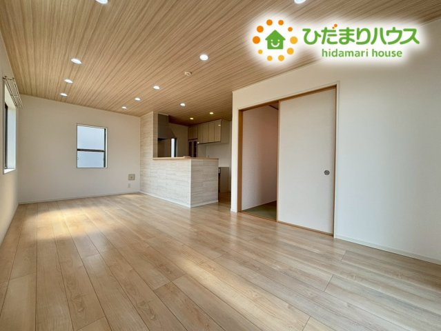 日当たりがよく開放感あふれるリビングです！自然光がしっかりと差し込み、ご家族が集う空間を明るく包み込みます♪大きなソファを置いてもゆとりがあり、週末もご家族みんなでリラックスして過ごせます！