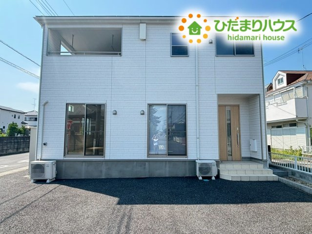 建物前面に広々としたスペースを備えた外観です！角地につき日当たりがよく風通しも良い環境のため、爽やかな風を感じながら毎日を気持ちよく過ごせます♪すっきりとした清潔感のあるデザインが魅力的な住まいです！