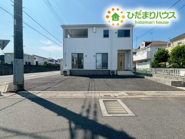 敷地内にゆったりとした駐車スペースを確保しています！前面道路も広々としているため、大きめのお車でも焦らずスムーズに駐車を行っていただけます♪毎日の通勤やお買い物、週末のお出かけも快適です！