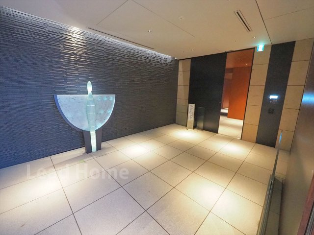 オートロックと24時間有人管理を備えたエントランスです。日々の暮らしを落ち着いて安全に見守ります♪