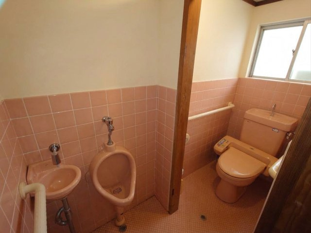 男子用小便器と温水洗浄便座付きトイレを備えたセパレート仕様。手すりも設置されており安心感があります。