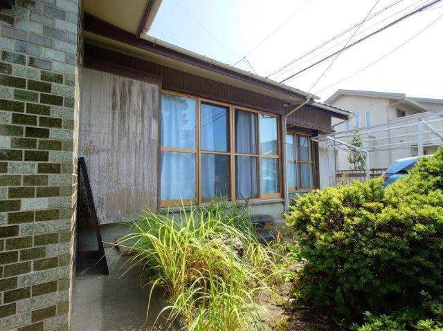 DKの窓の外に広がる緑豊かなお庭スペース。季節の移ろいを感じながら、ガーデニングなども楽しめます。