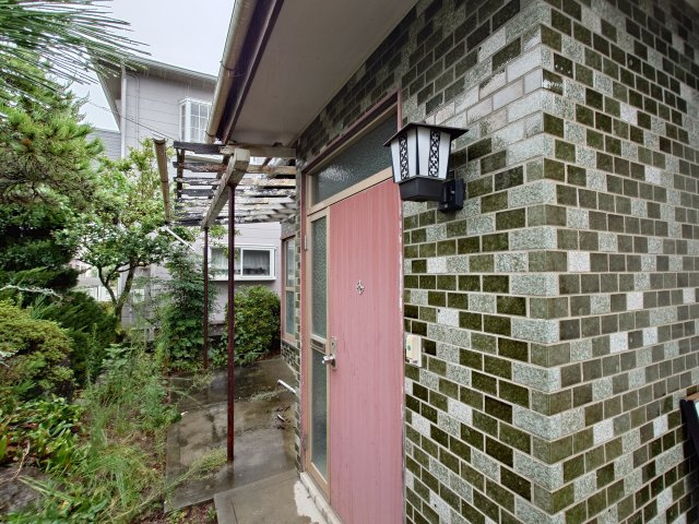 ゆとりある広さを確保した玄関スペース。住まいの顔として、住む人や訪れる人を優しく出迎えてくれます。