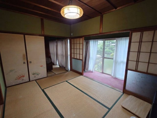 畳の香りに心が安らぐ約6.0帖の和室。広縁に面しており、明るい日差しが差し込む心地よい一室です。