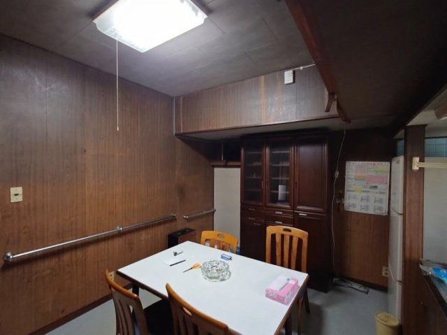 木目の温もりが感じられる約4.5帖の洋室。落ち着いた雰囲気で、書斎や納戸、リモートワーク用のスペースとしても活用しやすい一室です。